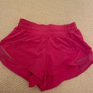 Lululemon Hotty Hot low rise lined short 2.5”